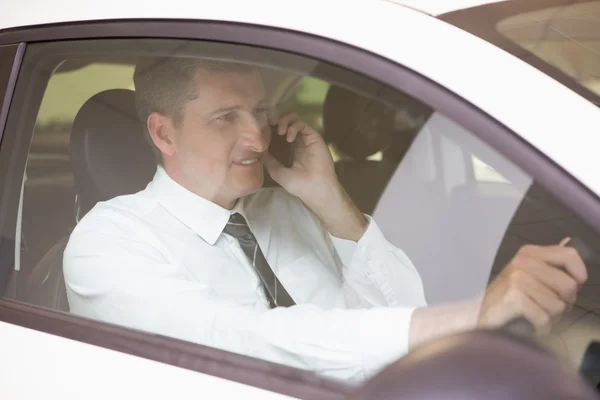 Uśmiechnięty mężczyzna na telefon w samochodzie — Zdjęcie stockowe