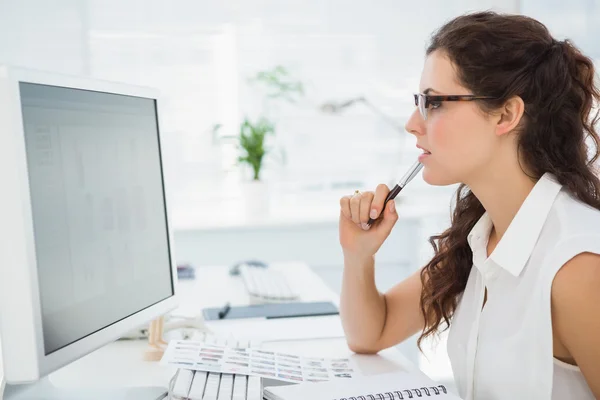 Donna d'affari con gli occhiali utilizzando il computer — Foto Stock