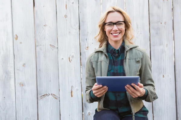 Blondin i glas med hjälp av TabletPC — Stockfoto