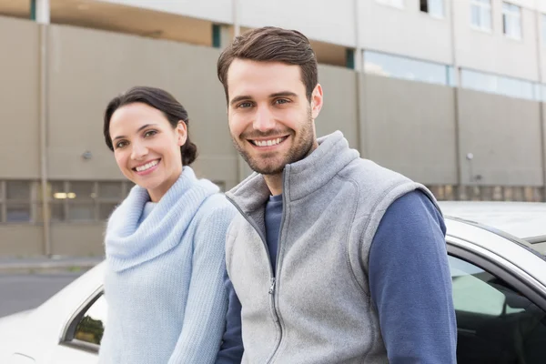 Young couple smiling at the camera — Stock Photo, Image