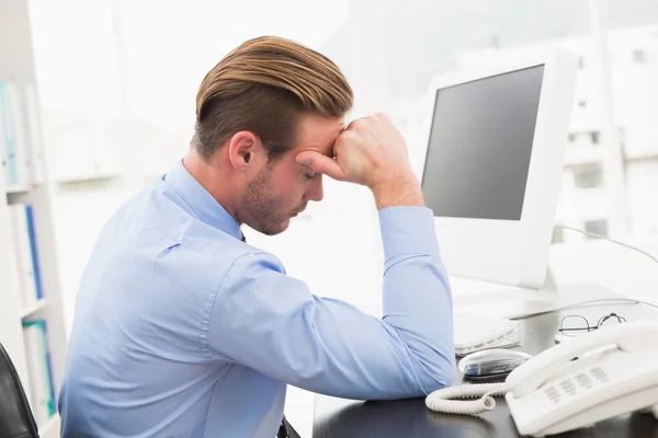 Empresário cansado trabalhando com computador — Fotografia de Stock