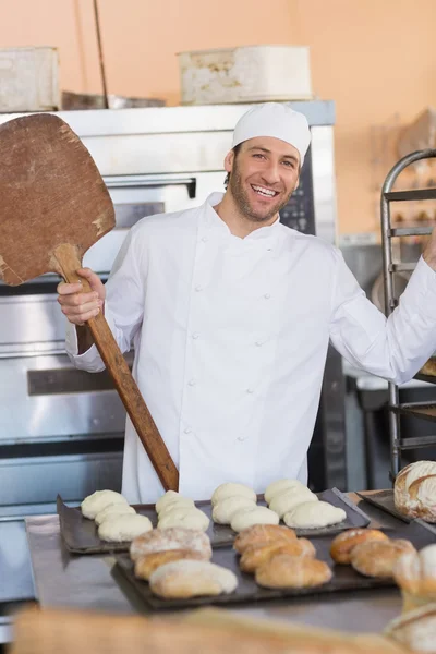 Gelukkig baker glimlachen op camera — Stockfoto