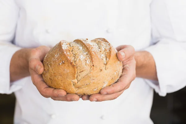 Бейкер, показуючи свіжоспечений хліб — стокове фото