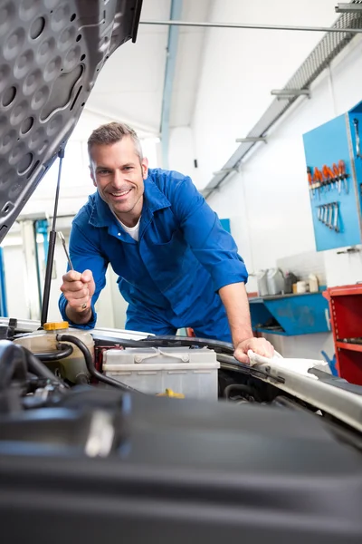 Mechanic examining under hood of car — Stock Photo, Image
