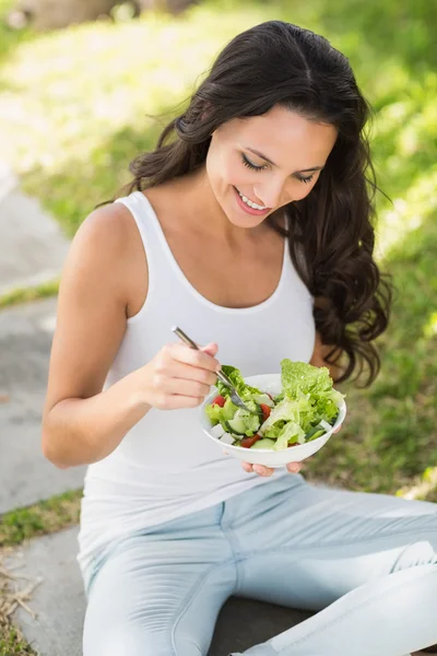 Bella bruna mangiare ciotola di insalata — Foto Stock