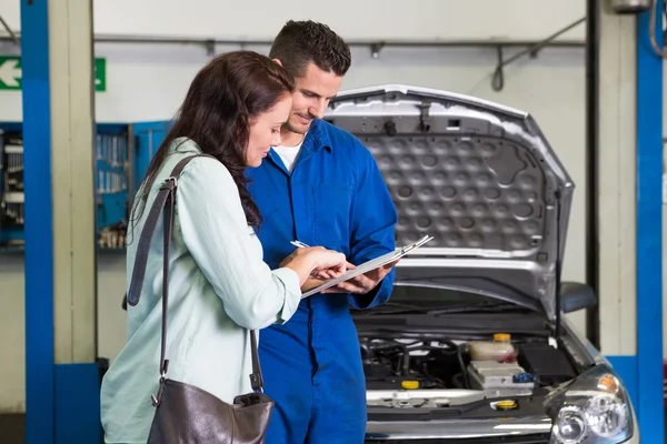 Klant luisteren naar zijn mechanic — Stockfoto