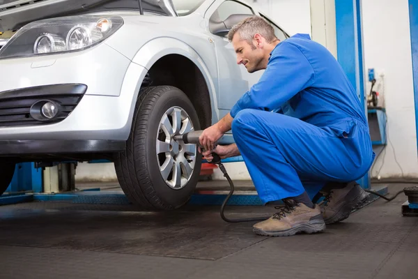 Mechanic aanpassen van de band-wiel — Stockfoto