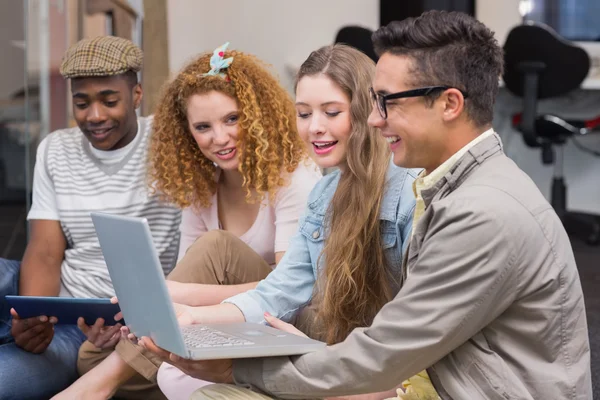 Estudantes de moda trabalhando em equipe — Fotografia de Stock