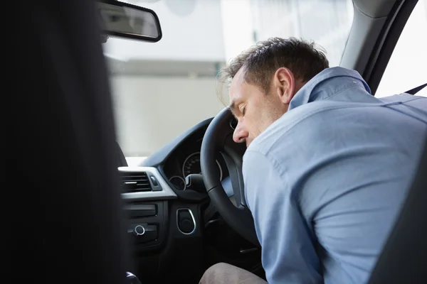 Opilý muž se zhroutil na volant — Stock fotografie