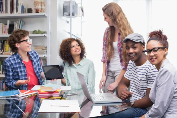 Étudiants en mode travaillant en équipe — Photo