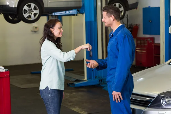 Customer giving car keys to mechanic — Stock Photo, Image