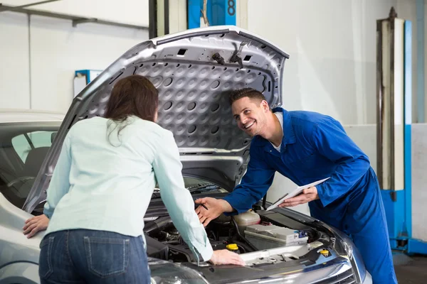 Meccanico che mostra il problema del cliente con l'auto — Foto Stock