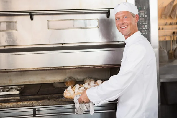 Baker segurando bandeja de pão fresco — Fotografia de Stock
