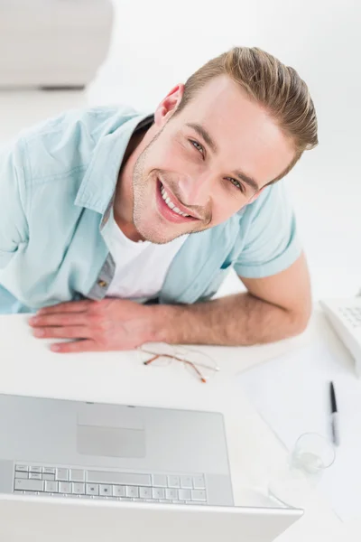 Lachende zakenman met behulp van laptop — Stockfoto