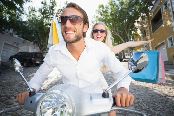 Aantrekkelijke paar rijden een scooter — Stockfoto