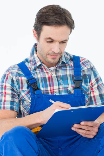 Plumber writing notes on clipboard — Stock Photo, Image