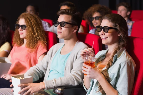 Jovens amigos assistindo a um filme 3d — Fotografia de Stock