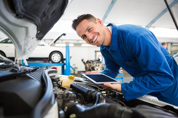 Mechanic met behulp van Tablet PC op auto — Stockfoto