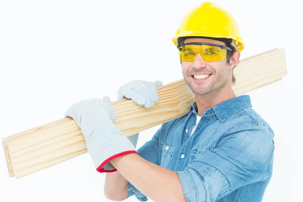 Carpinteiro usando chapéu duro e óculos — Fotografia de Stock