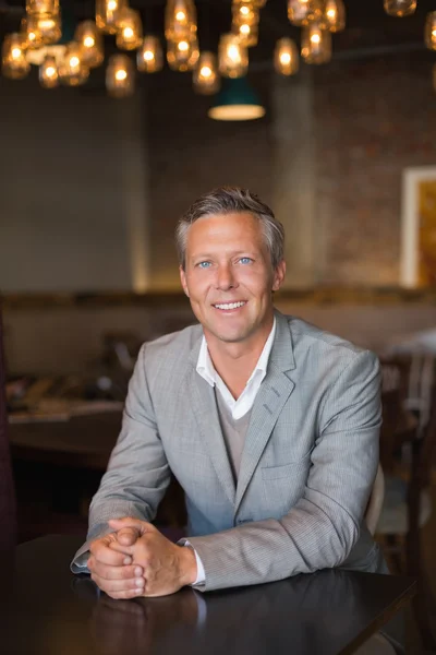 Beau homme d'affaires souriant à la caméra — Photo