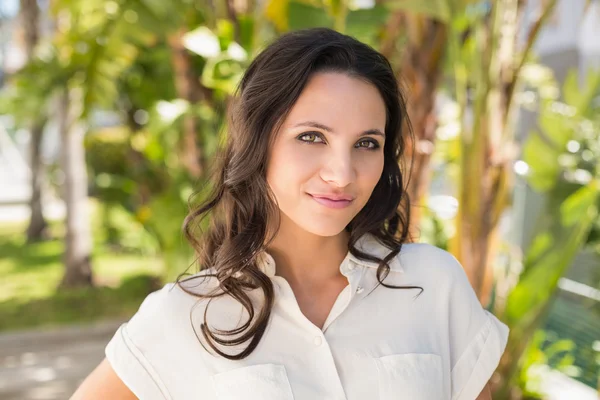 Mooie brunette glimlachen op camera — Stockfoto