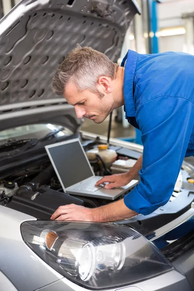 Mechanic laptop gebruikt op auto — Stockfoto