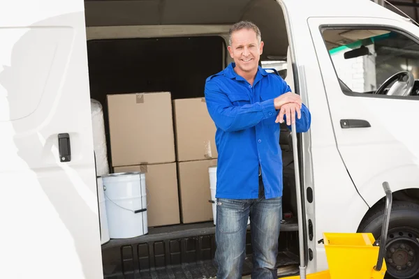 Detergente in piedi e sorridente — Foto Stock