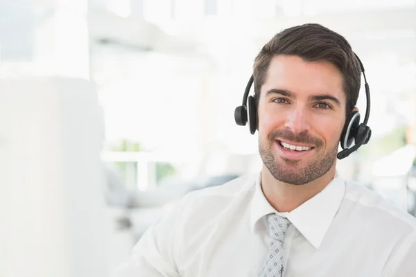 Hombre de negocios guapo con auriculares interactuando —  Fotos de Stock