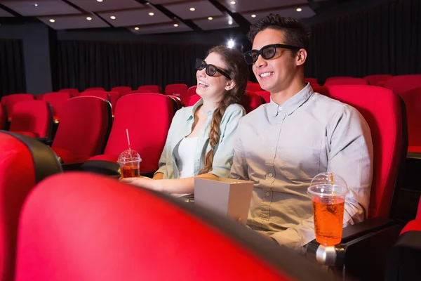 Jovem casal assistindo a um filme 3d — Fotografia de Stock
