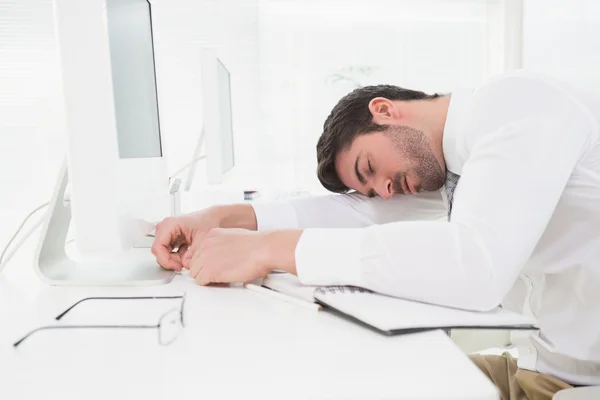 Empresário cansado dormindo no teclado — Fotografia de Stock