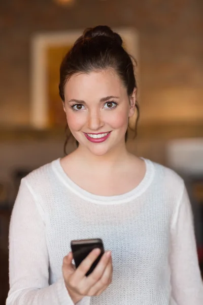 Mooie brunette praten over telefoon — Stockfoto