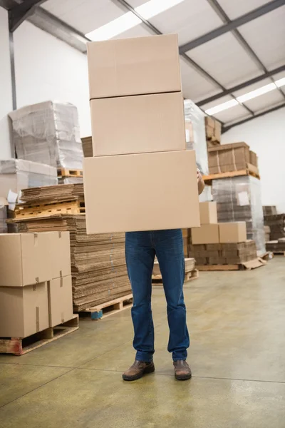 Ouvrier transportant des boîtes dans un entrepôt — Photo