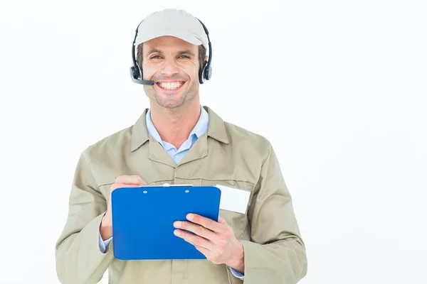 Entrega hombre en auriculares sujetando portapapeles —  Fotos de Stock