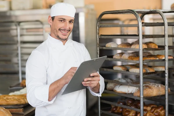 Scrittura sorridente del fornaio sugli appunti — Foto Stock