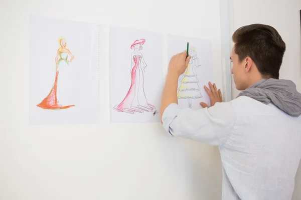 Fashion student drawing pictures on paper — Stock Photo, Image