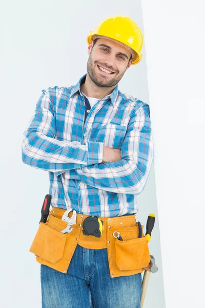 Happy reparatör stående armarna korsade — Stockfoto