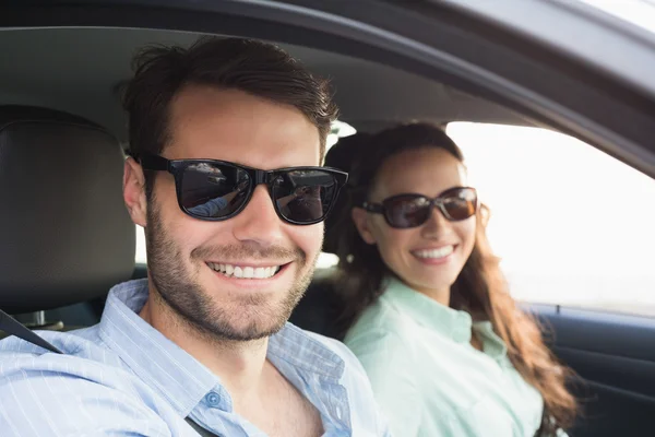 Casal jovem em uma viagem de carro — Fotografia de Stock