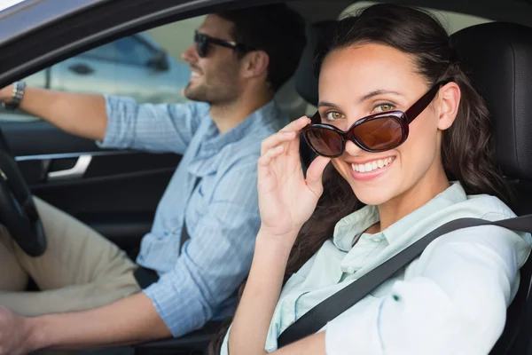 Casal jovem em uma viagem de carro — Fotografia de Stock