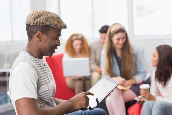 Fashion student med TabletPC — Stockfoto