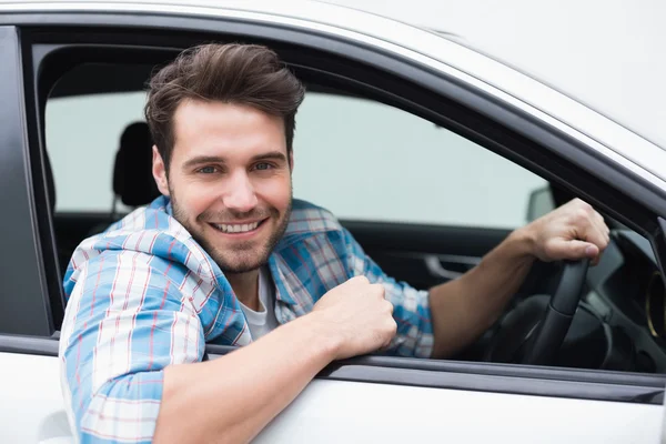 Mladý muž se usmívá na kameru — Stockfoto