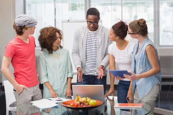 Étudiants en mode travaillant en équipe — Photo