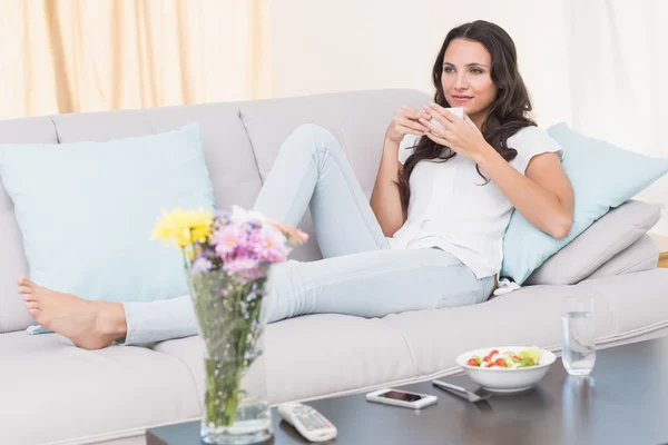 Ziemlich brünette relaxen auf couch — Stockfoto