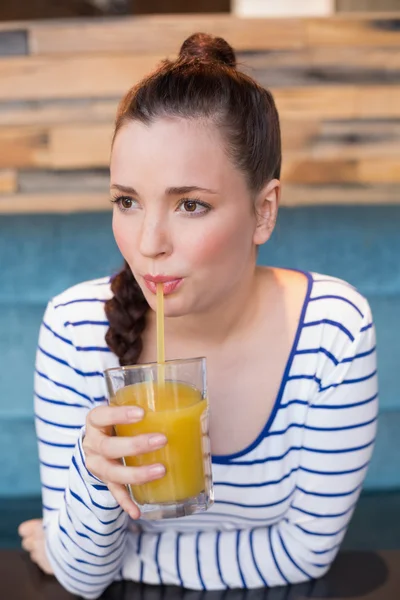 Mulher tendo copo de suco de laranja — Fotografia de Stock