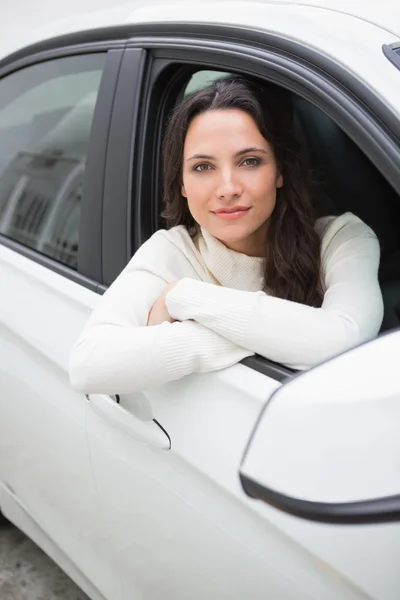 Junge Frau blickt in Kamera — Stockfoto