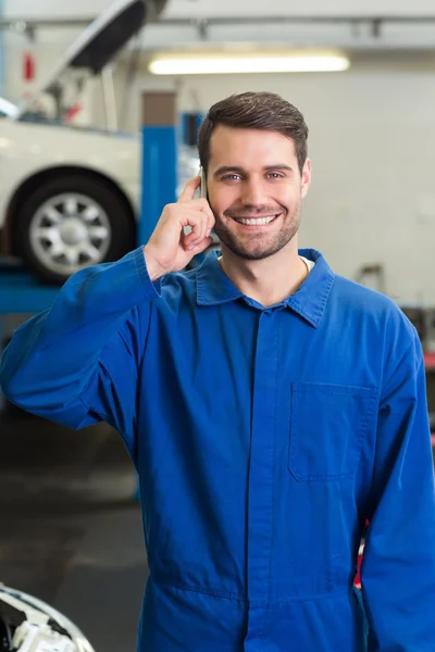 Lachende mechanic op de telefoon — Stockfoto