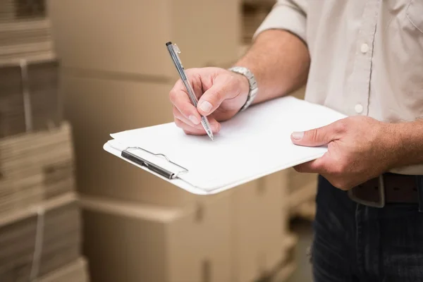 Lavoratore del magazzino che controlla la sua lista — Foto Stock