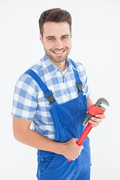 Hombre reparador sosteniendo alicates ajustables — Foto de Stock