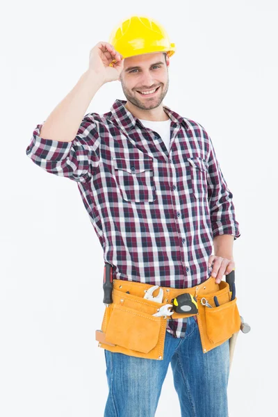 Homem-mão confiante usando chapéu duro — Fotografia de Stock