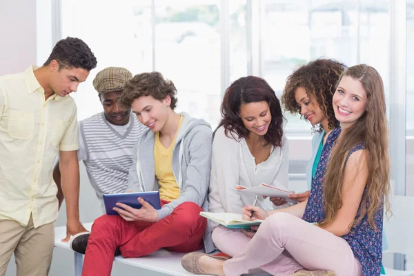 Estudiantes de moda leyendo sus notas —  Fotos de Stock