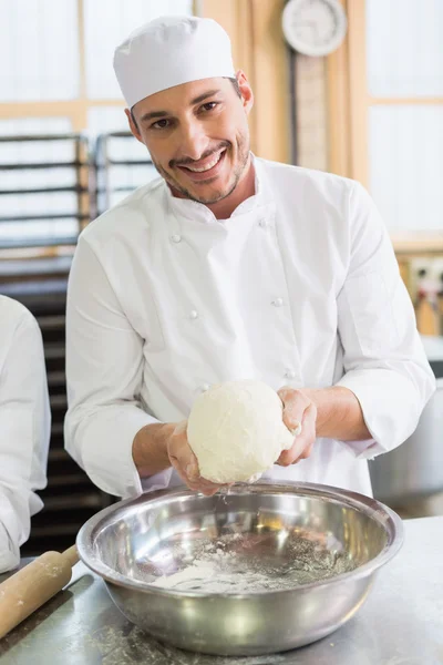 Panettiere formando pasta in ciotola di miscelazione — Foto Stock